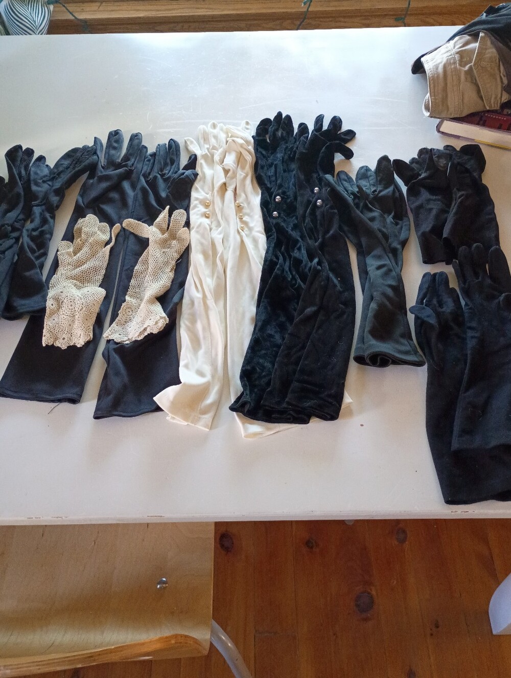 8 PR VINTAGE EVENING GLOVES